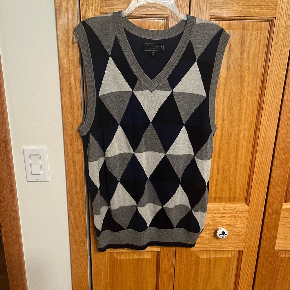 Navy and grey Forever 21 Men sweater vest. Size LG. Lightweight. V neck